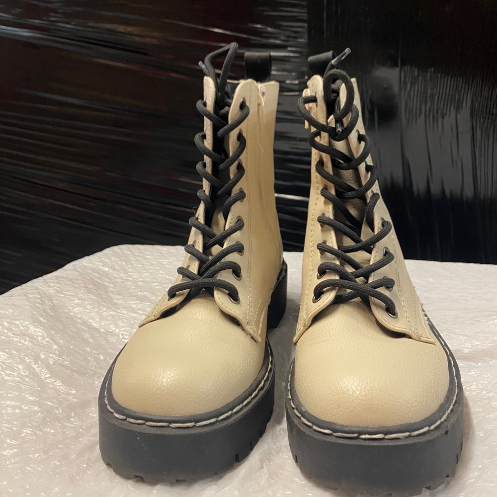 Sincerely Jules Harley Cream Lace-Up Platform Combat Boots for Women | Size 7